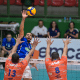 Wallace, do Sada Cruzeiro, ataca por cima do bloqueio do Monte Carmelo em jogo da Superliga Masculina de Vôlei