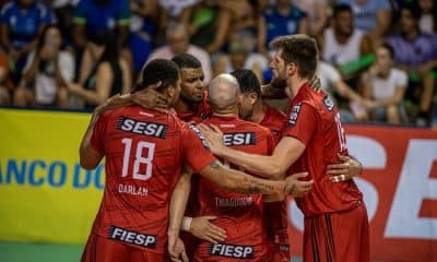 Jogadores do Sesi Bauru comemoram vitória sobre o Araguari na Superliga de vôlei masculino