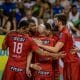 Jogadores do Sesi Bauru comemoram vitória sobre o Araguari na Superliga de vôlei masculino
