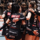 atletas do Sesi Bauru comemoram ponto contra o Praia Clube na Superliga Feminina de vôlei
