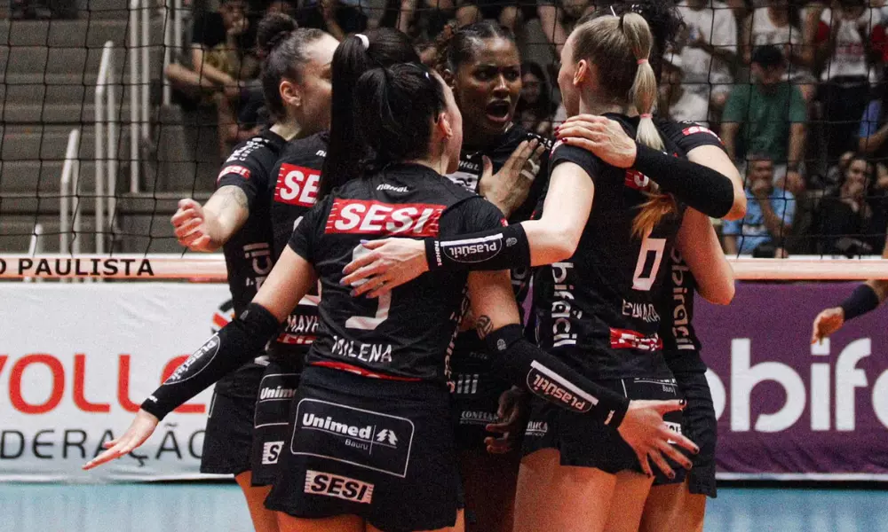 atletas do Sesi Bauru comemoram ponto contra o Praia Clube na Superliga Feminina de vôlei