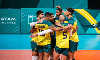 Seleção masculina de vôlei do Brasil comemora ponto contra a Argentina nos Jogos Pan-Americanos Santiago-2023