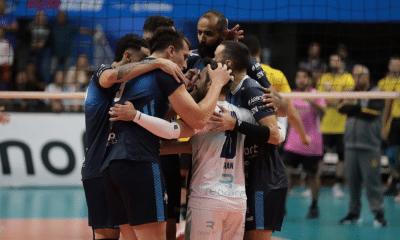 Atletas do Suzano comemoram ponto contra Guarulhos na Superliga Masculina