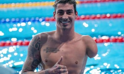 Talisson Glock vencedor medalha de ouro nos jogos parapan-americanos de santiago-2023 atleta gostoso natação vencedor sem camisa faz jóia com a mão tatuagens braço direito