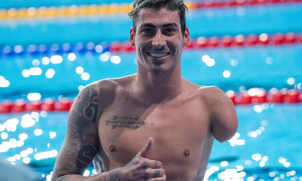 Talisson Glock vencedor medalha de ouro nos jogos parapan-americanos de santiago-2023 atleta gostoso natação vencedor sem camisa faz jóia com a mão tatuagens braço direito