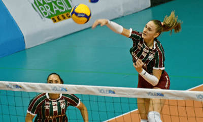 Uzelac, do Fluminense, ataca a bola em jogo contra o Barueri na Superliga Feminina de vôlei