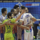 Atletas do Vôlei Renata comemoram ponto contra o Sesi na Superliga masculina de vôlei
