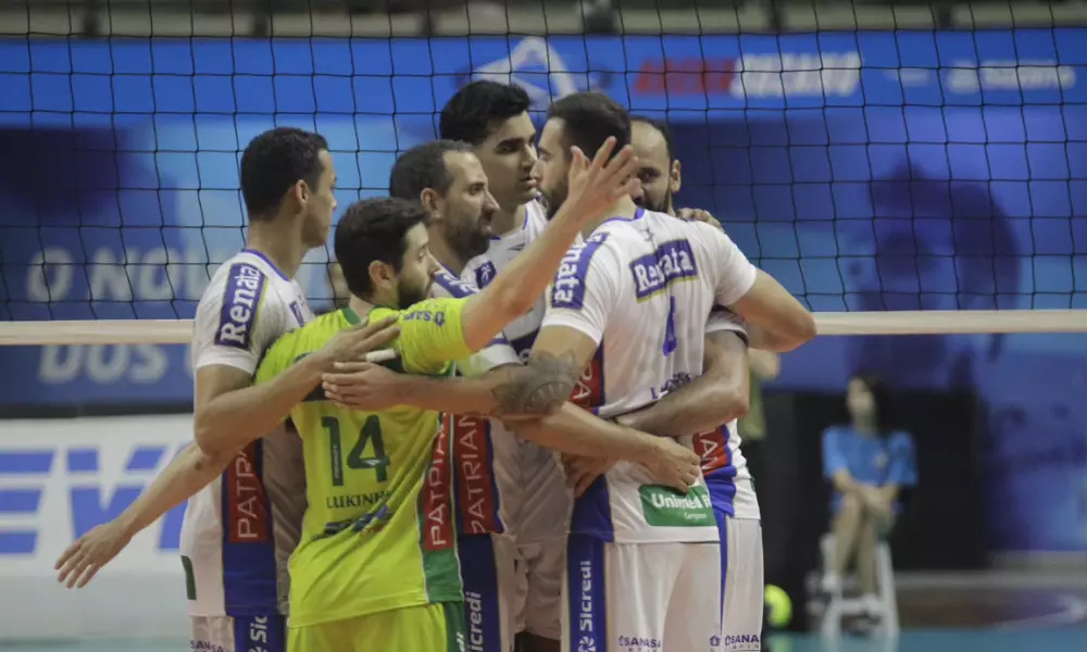 Atletas do Vôlei Renata comemoram ponto contra o Sesi na Superliga masculina de vôlei