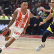 Yago dos Santos, do Estrela Vermelha, conduz a bola marcado por atleta do Fenerbahce em jogo da Euroliga