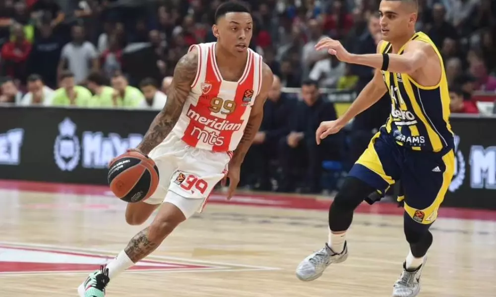 Yago dos Santos, do Estrela Vermelha, conduz a bola marcado por atleta do Fenerbahce em jogo da Euroliga