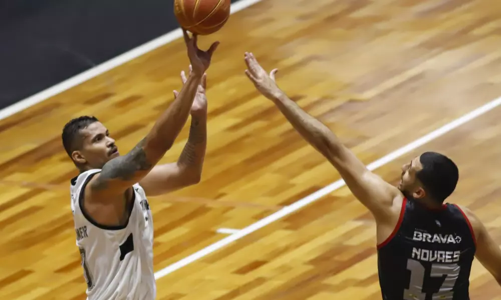 Hettsheimer, do Corinthians, faz arremesso em jogo contra o Pato Basquete no NBB