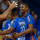 Adriano abraçando companheiros em jogo Vôlei Renata x Blumenau pela Superliga de Vôlei