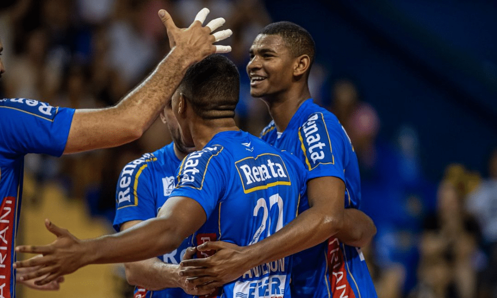 Adriano abraçando companheiros em jogo Vôlei Renata x Blumenau pela Superliga de Vôlei