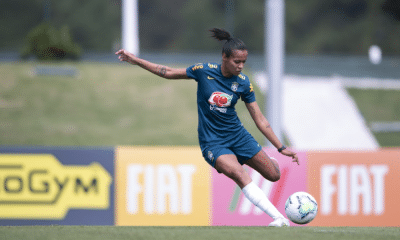 Aline Milene em treinamento com uniforme da Seleção Feminina