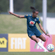 Aline Milene em treinamento com uniforme da Seleção Feminina