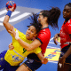 Ana Paula em meio a jogadoras da Dinamarca para finalizar em partida do Mundial de Handebol feminino