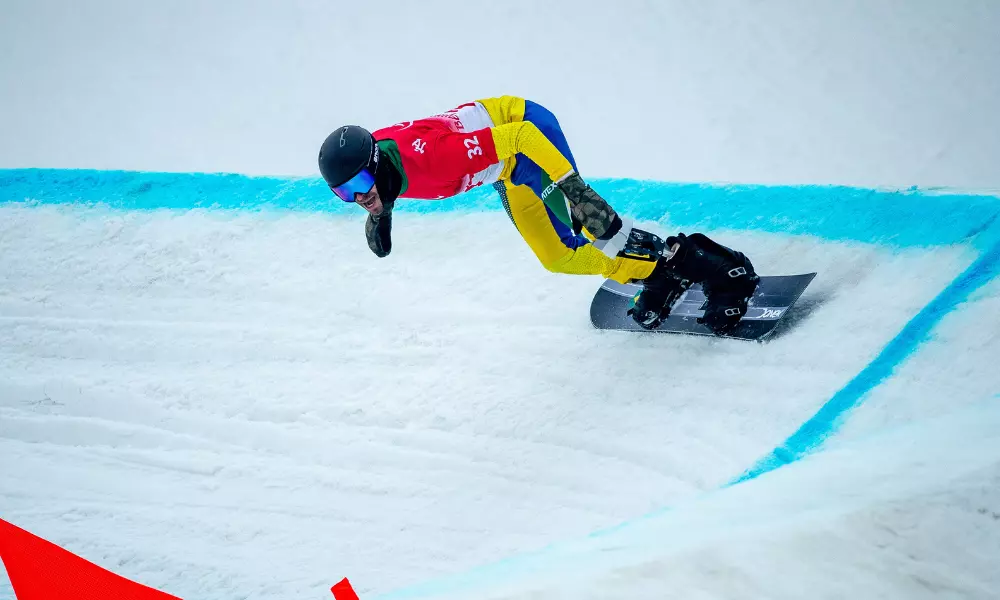 André Barbieri em ação no banked slalom da Europe Cup de parasnoboard; Vanessa Molon