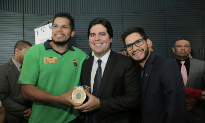 André Fufuca, ministro do Esporte, segura medalha de ouro dos Jogos Parapan-Americanos ao lado de Leomon MOreno, atleta de goalball, e do ex-atleta Yohansson Nascimento; ele anunciou reajustes no Bolsa Atleta para paralímpicos