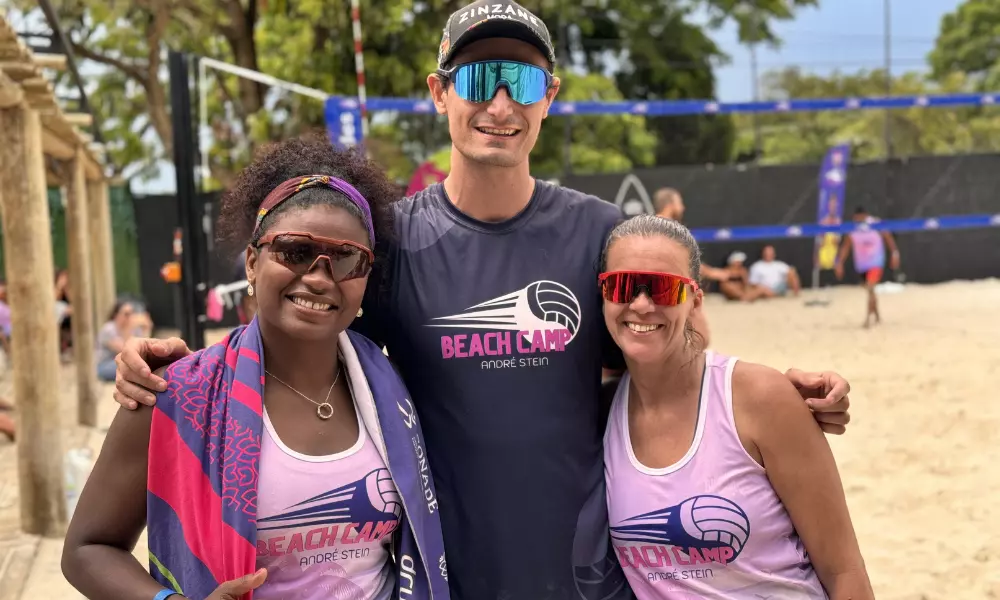 André Stein, que faz dupla com George do vôlei de praia, ao lado de fãs em treinão
