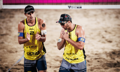 André e George em partida do vôlei de praia