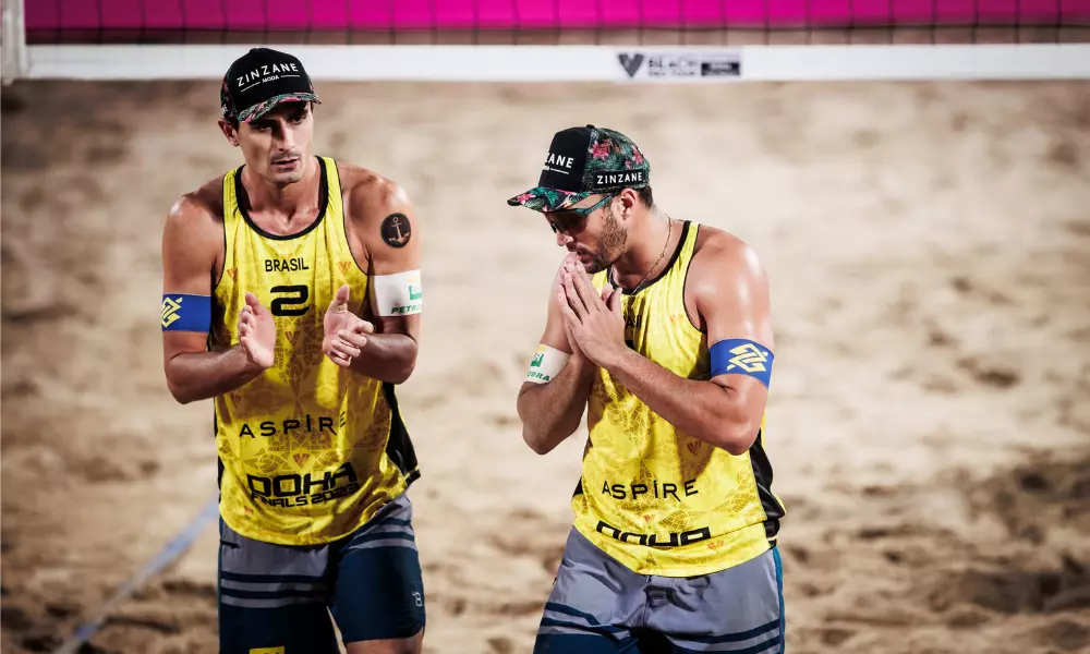 André e George em partida do vôlei de praia