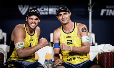 André e George no banco de descanso durante partida do Finals do circuito mundial de vôlei de praia