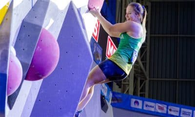 Na imagem, Anja Köhler durante o esforço de escalar a parede.