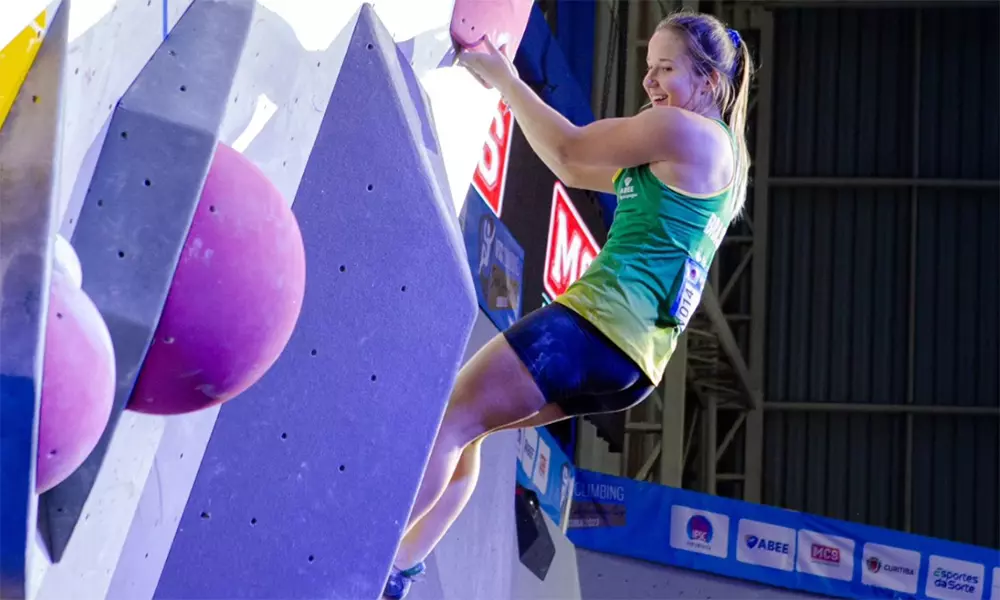 Na imagem, Anja Köhler durante o esforço de escalar a parede.