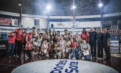 Na imagem, time do SESI Araraquara comemorando o título basquete feminino paulista de basquete feminino tabela