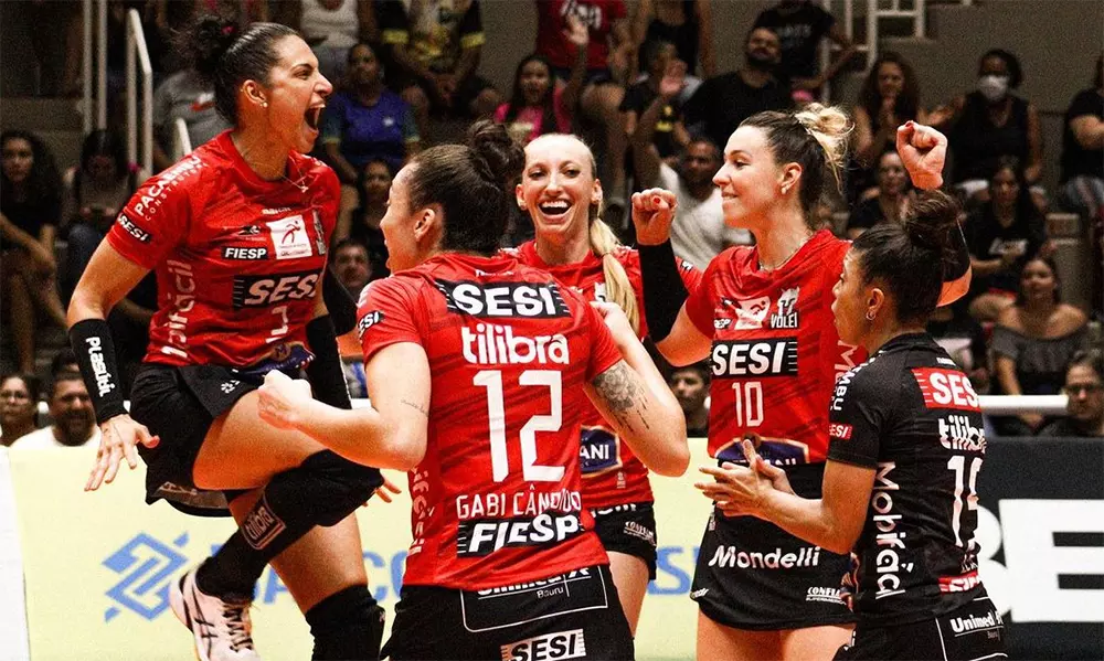 Na imagem, time do SESI Vôlei Bauru comemorando vitória.
