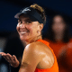 Bia Haddad sorri para foto; ela embarca para a Austrália para disputar o Australian Open