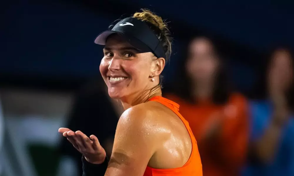 Bia Haddad sorri para foto; ela embarca para a Austrália para disputar o Australian Open