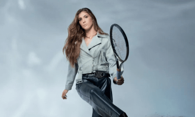 Bia Haddad Maia com a raquete na mão, chuta o vento. Ela foi eleita a Mulher do Ano pela GQ Brasil