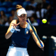 Bia Haddad rebatendo bola com backhand em partida da United Cup