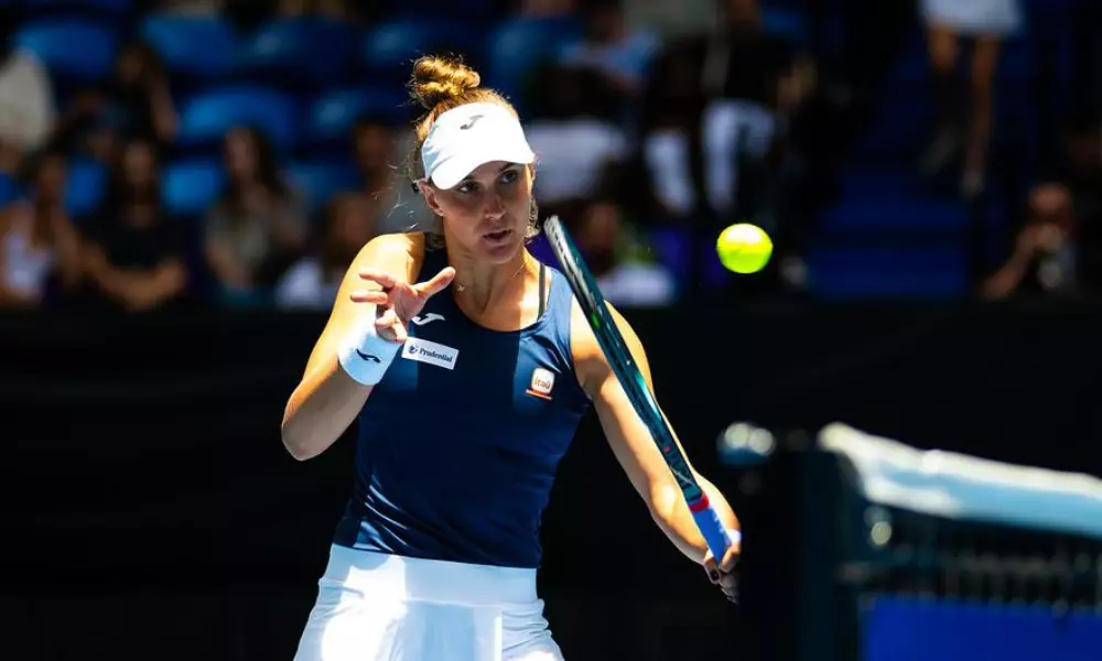 Bia Haddad rebatendo bola com backhand em partida da United Cup
