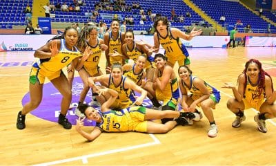 Na imagem, time do Brasil fazendo pose após vitória.