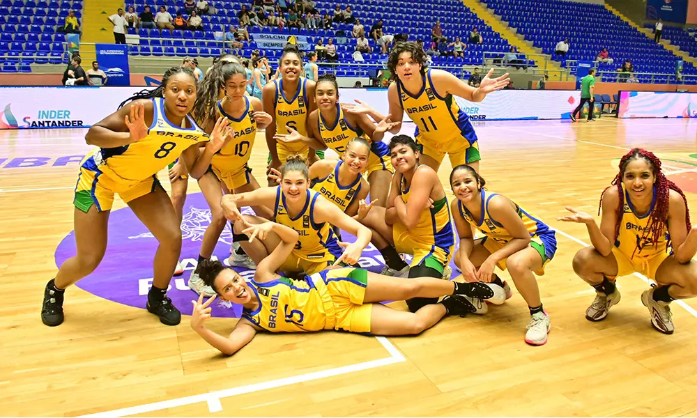 Na imagem, time do Brasil fazendo pose após vitória.
