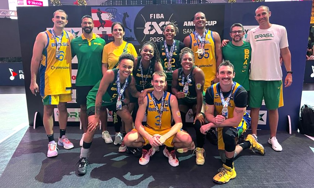 Na imagem, os times masculino e feminino do Brasil com suas medalhas.