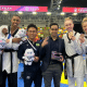 Brasil com a medalha de bronze na disputa por equipes mistas na Copa do Mundo Final de taekwondo