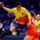 Bruna de Paula durante finalização em jogo Brasil x Rep Tcheca no Mundial de Handebol feminino