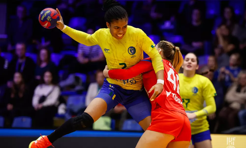 Bruna de Paula durante finalização em jogo Brasil x Rep Tcheca no Mundial de Handebol feminino