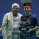 Carlos Ishida com o troféu do Campeonato Brasileiro de tênis de mesa após vitória sobre Guilherme Teodoro