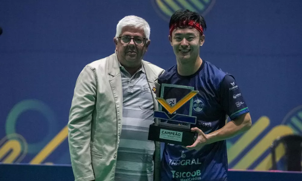 Carlos Ishida com o troféu do Campeonato Brasileiro de tênis de mesa após vitória sobre Guilherme Teodoro