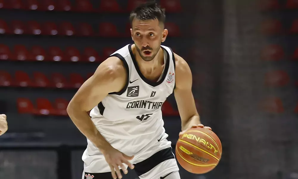 Na imagem, o armador Elinho, do Corinthians, que foi destaque na partida contra o Minas.