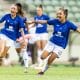 Na imagem, jogadoras do Cruzeiro comemorando o gol.