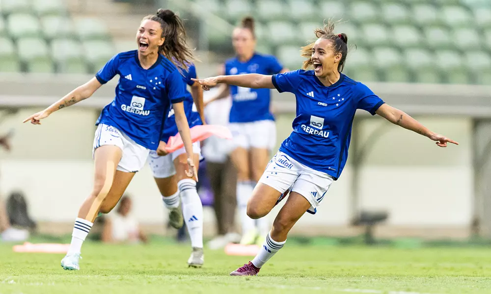 Na imagem, jogadoras do Cruzeiro comemorando o gol.