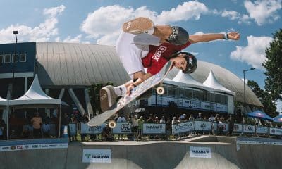 Na imagem, Dan Sabino voando com seu skate.