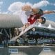 Na imagem, Dan Sabino voando com seu skate.