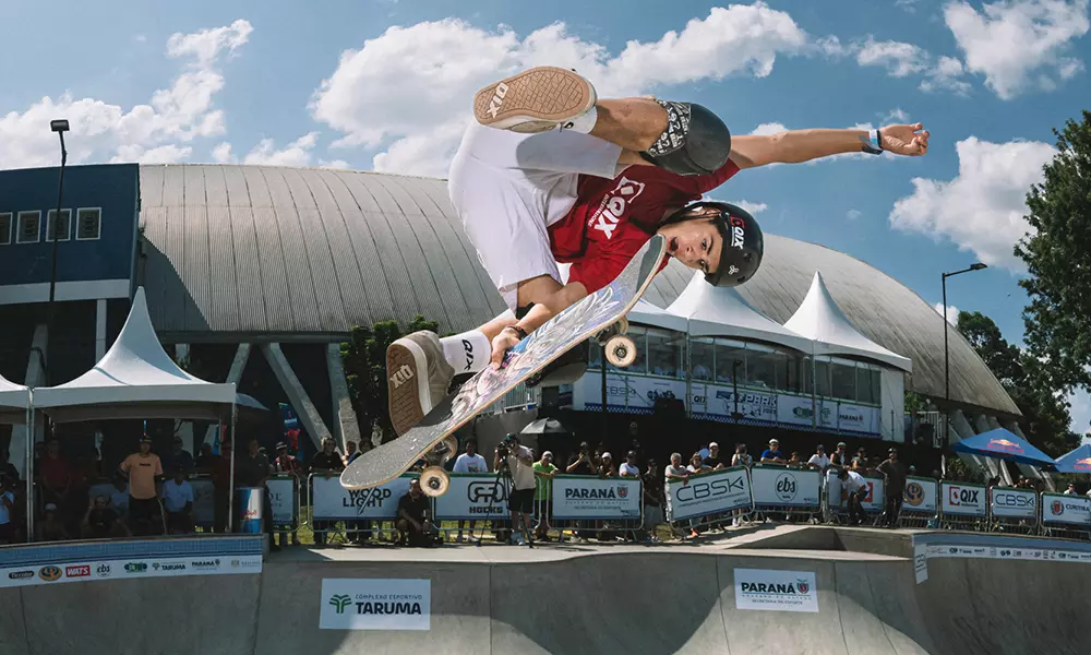 Na imagem, Dan Sabino voando com seu skate.