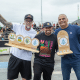 Denis Silva com troféus da etapa de Santos e do Circuito Brasileiro de Skate profissional